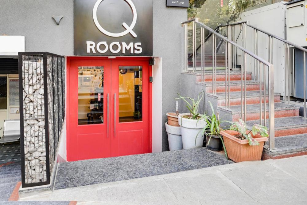 modern spacious room near madiwala lake btm layout