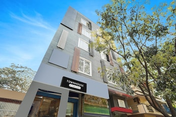 modern spacious room near madiwala lake btm layout