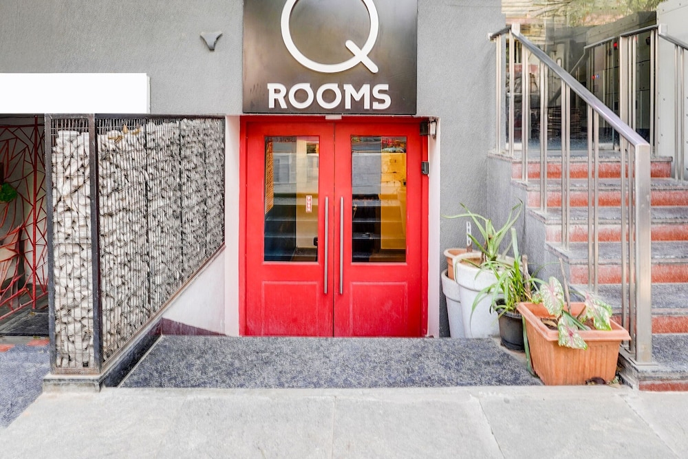 modern spacious room near madiwala lake btm layout