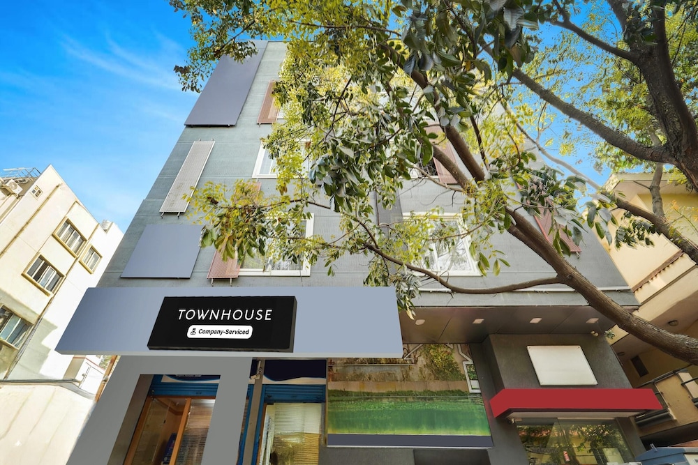 modern spacious room near madiwala lake btm layout