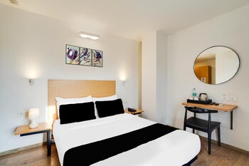 modern spacious room near madiwala lake btm layout