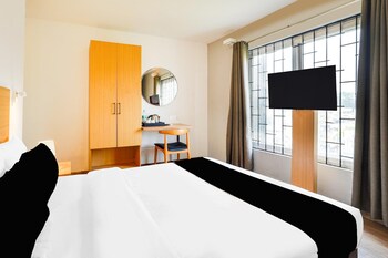 modern spacious room near madiwala lake btm layout