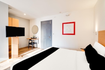 modern spacious room near madiwala lake btm layout