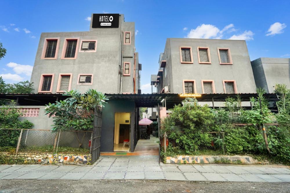super hotel o hingna road near rachana metro station