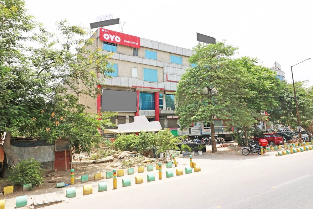 Oyo 421 One Hotel,653/1, Shakti Khand, 3Rd, Nehar Road,2 star