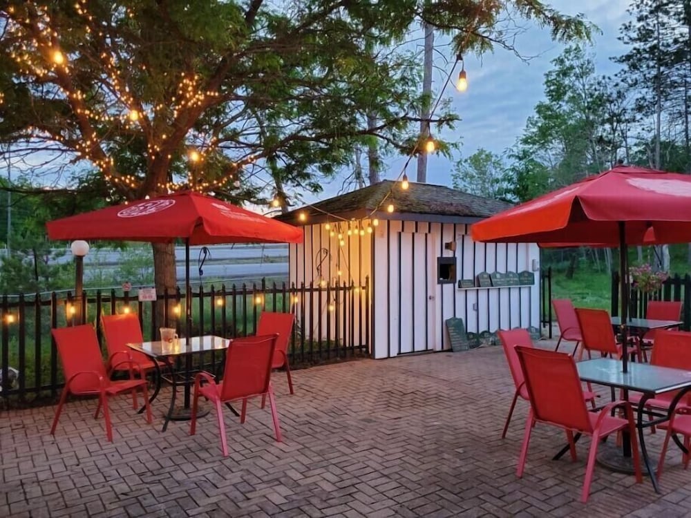 jolly roger inn and resort