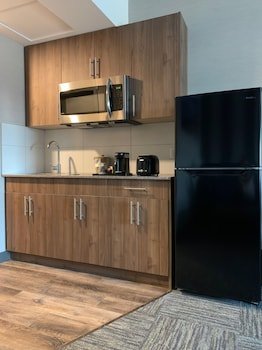 meridian inn and suites regina airport