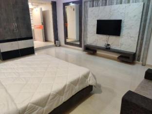 hotel the grand takshak