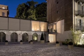 opera 35 boutique hotel