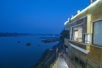 treehouse narmade a riverfront resort and spa narmadapuram