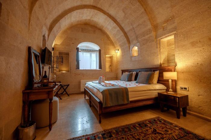 misty cave hotel