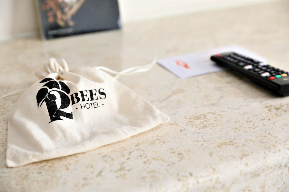 12 bees hotel