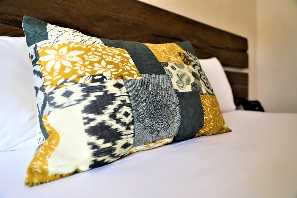 12 bees hotel