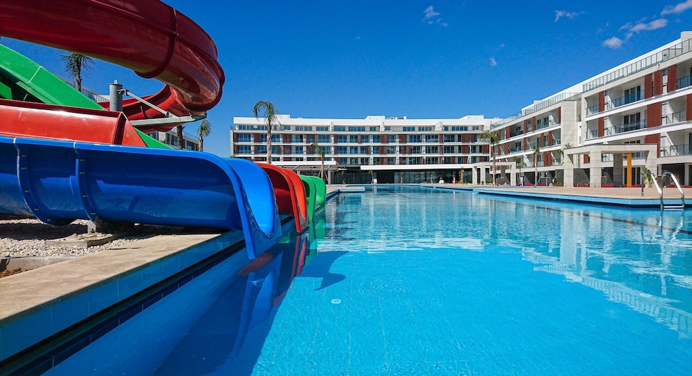 courtyard long beach holiday resort