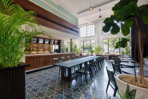 american trade hotel