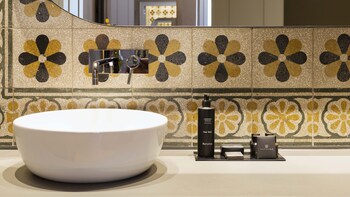 vis urban suites and spa