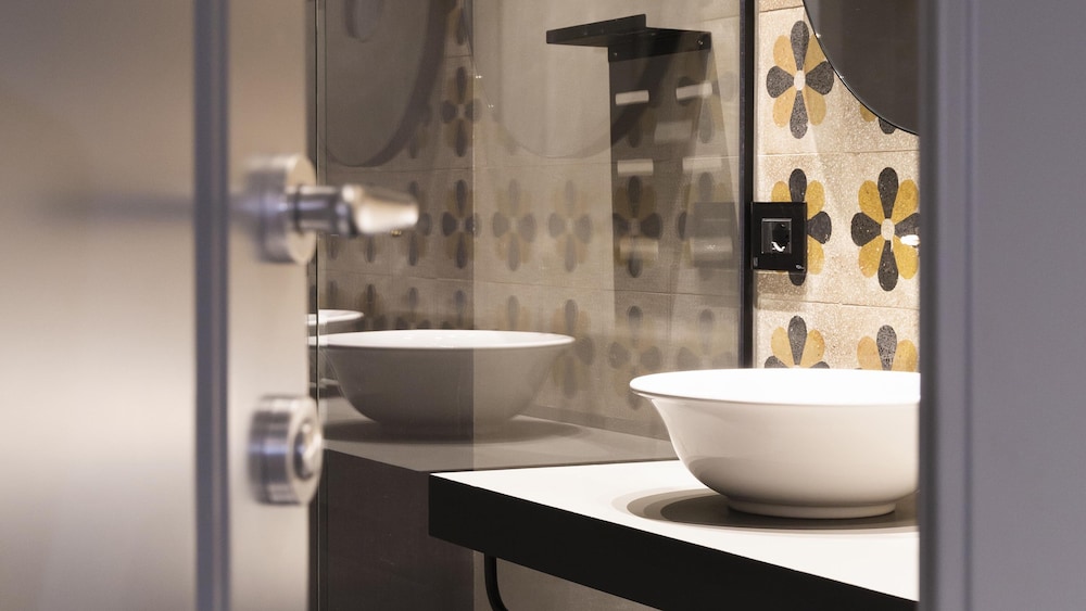 vis urban suites and spa