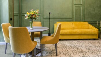 vis urban suites and spa