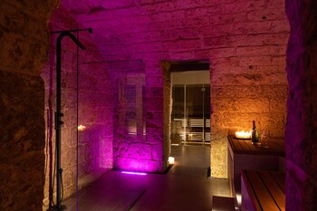 vis urban suites and spa
