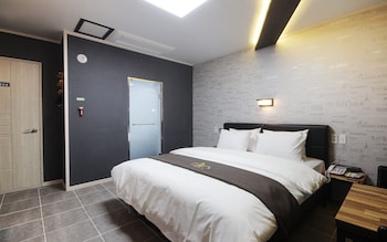gwangju chungjangro gold brown hotel