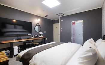 gwangju chungjangro gold brown hotel