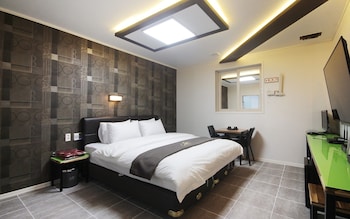 gwangju chungjangro gold brown hotel