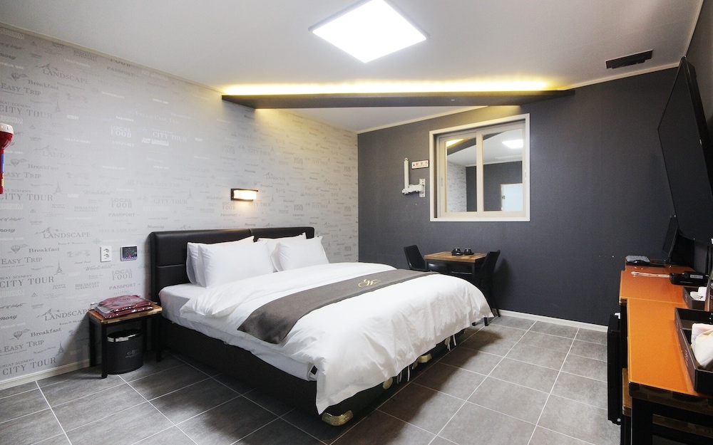 gwangju chungjangro gold brown hotel