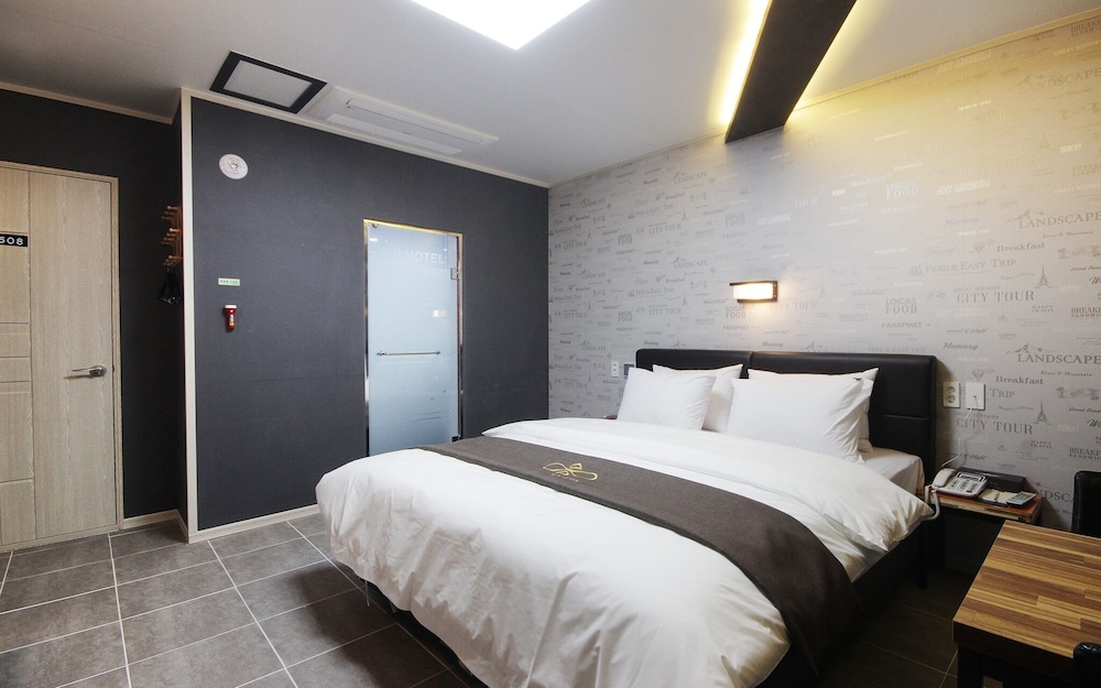 gwangju chungjangro gold brown hotel
