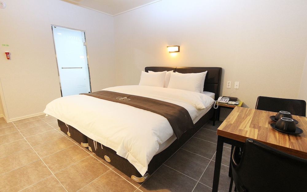 gwangju chungjangro gold brown hotel