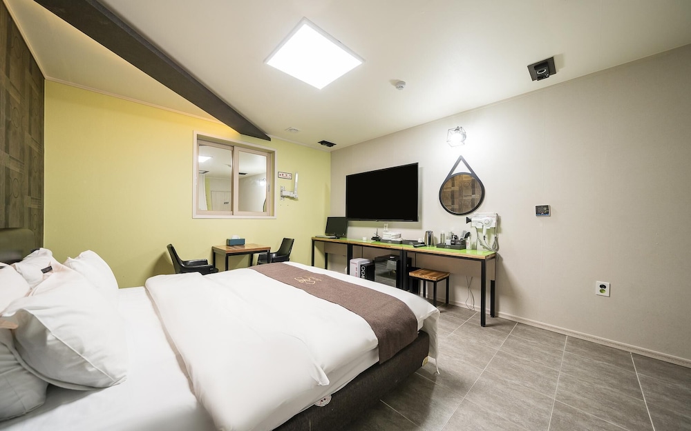 gwangju chungjangro gold brown hotel