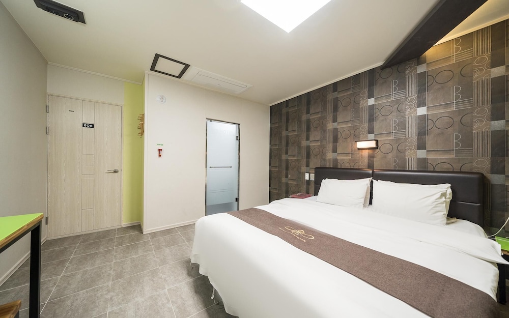 gwangju chungjangro gold brown hotel