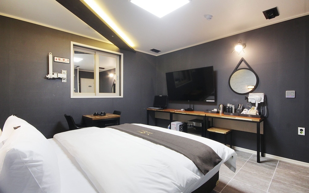 gwangju chungjangro gold brown hotel