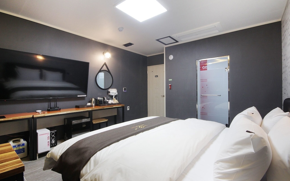 gwangju chungjangro gold brown hotel