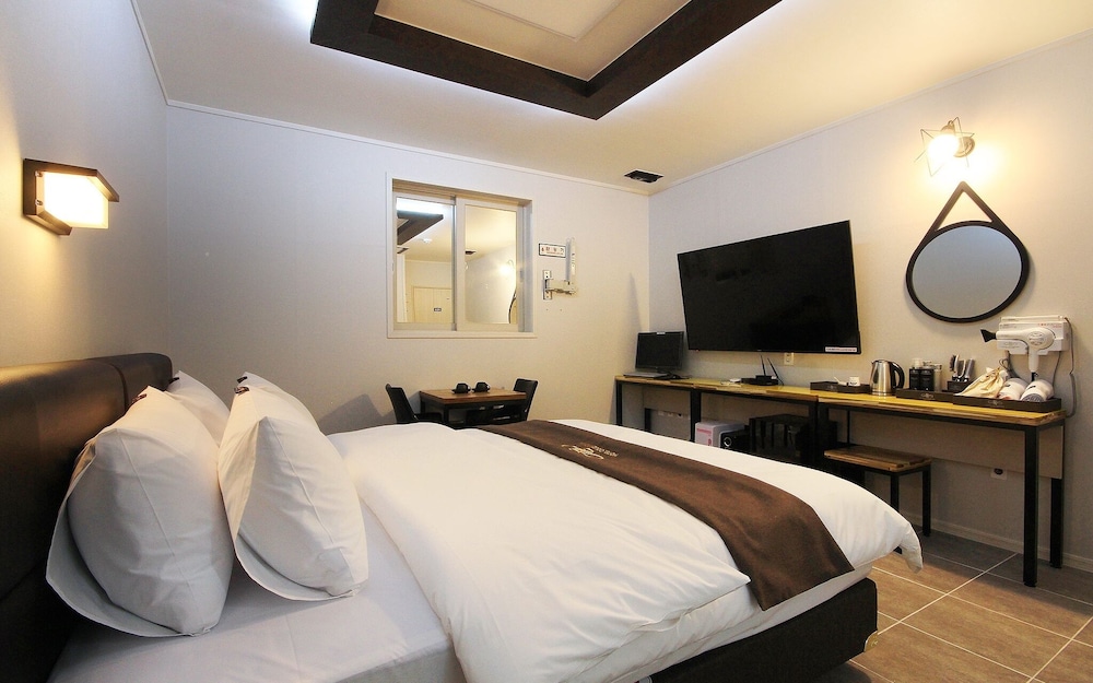 gwangju chungjangro gold brown hotel