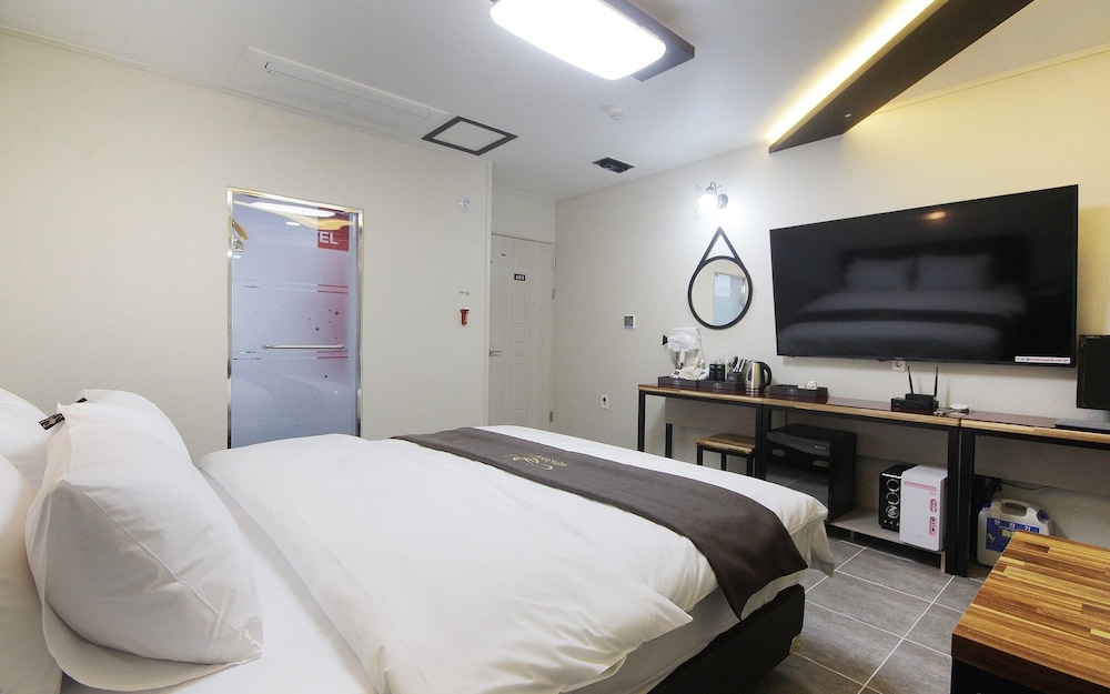 gwangju chungjangro gold brown hotel