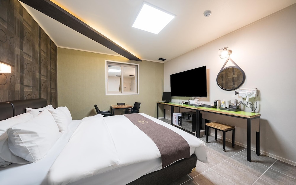 gwangju chungjangro gold brown hotel