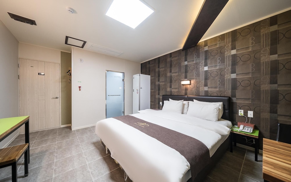 gwangju chungjangro gold brown hotel