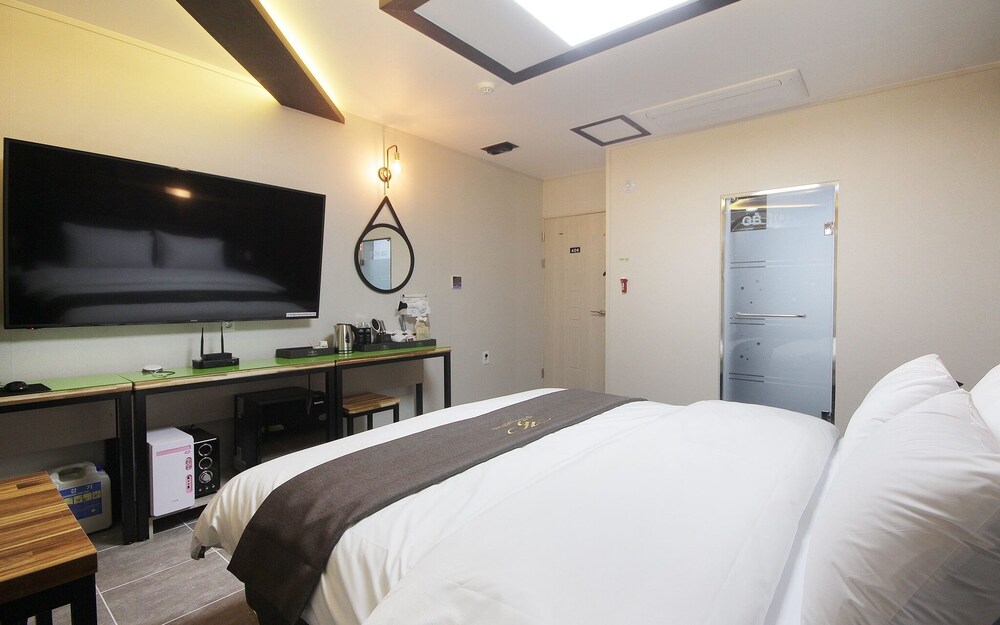 gwangju chungjangro gold brown hotel