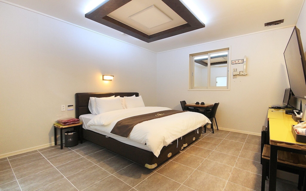 gwangju chungjangro gold brown hotel