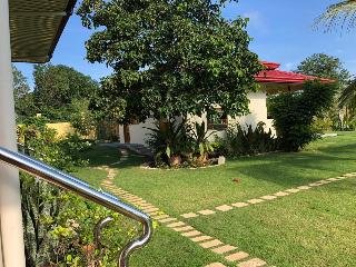 strutz art garden resort