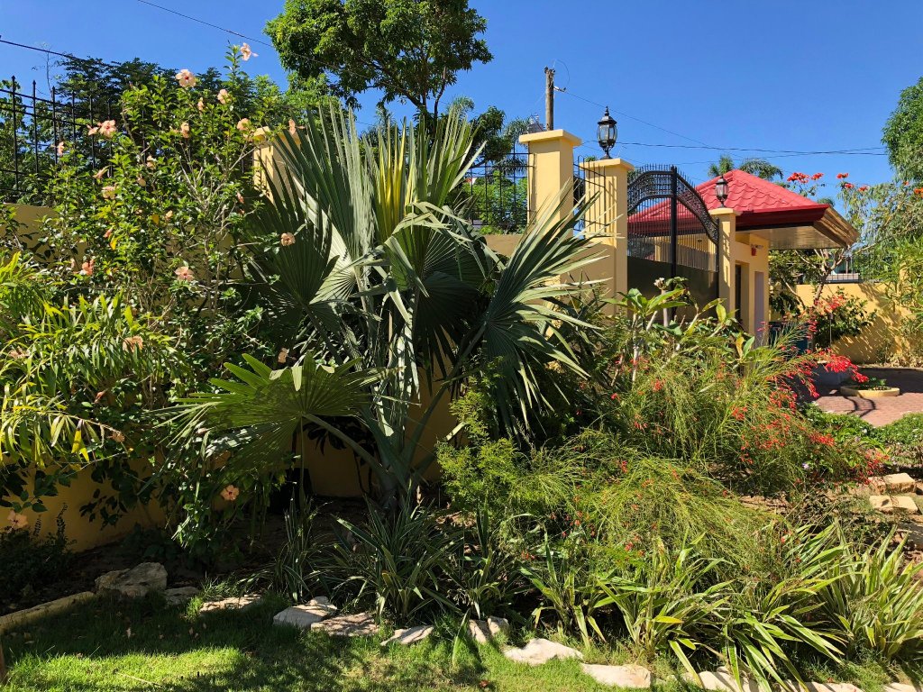 strutz art garden resort