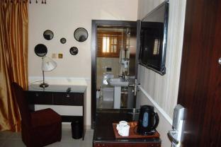 144 suites luxury hotel