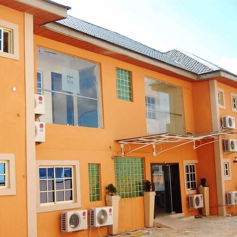 144 suites luxury hotel