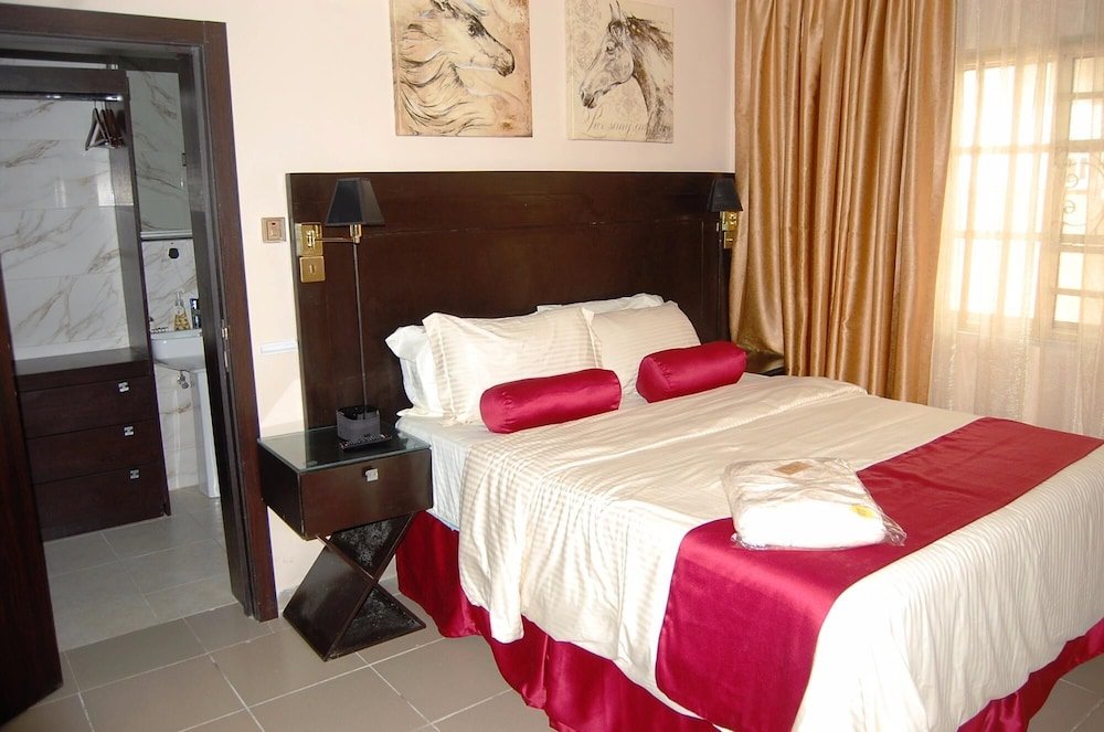 144 suites luxury hotel