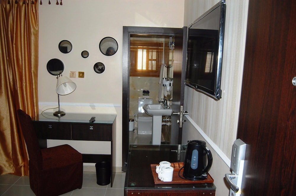 144 suites luxury hotel