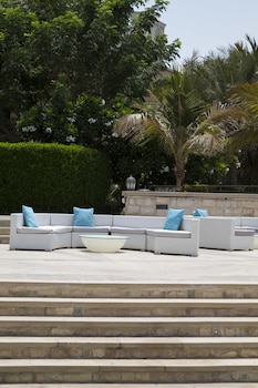 traders hotel qaryat al beri
