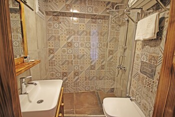 onal tas konak
