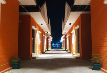 sunrise square motel