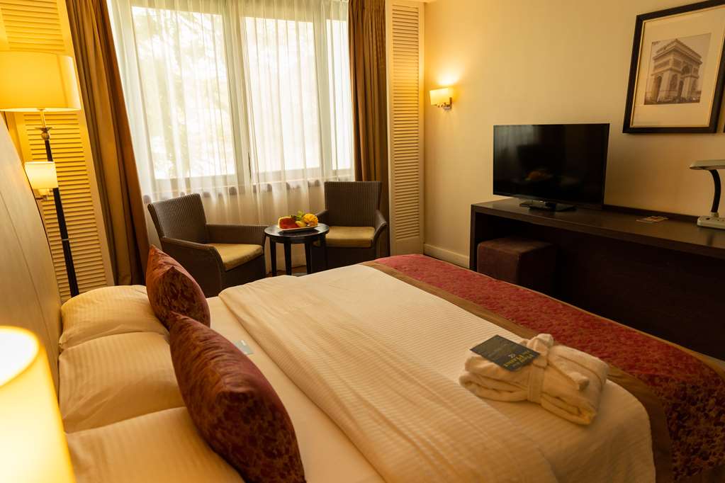 golden tulip accra