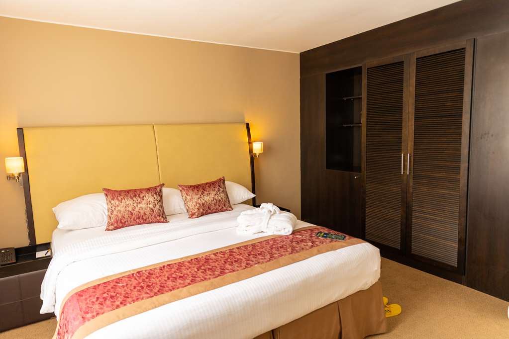 golden tulip accra